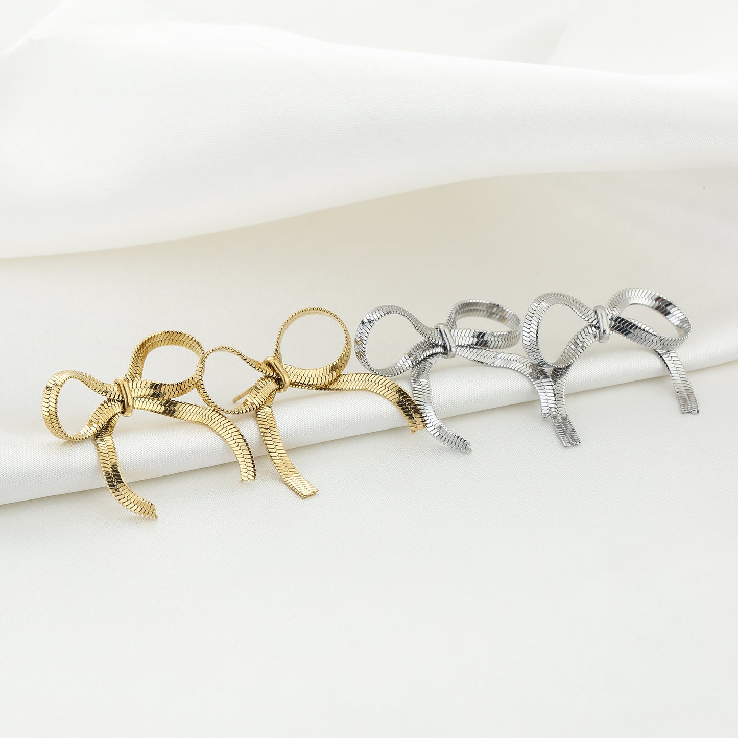 Trendy bow oorbellen - zilver